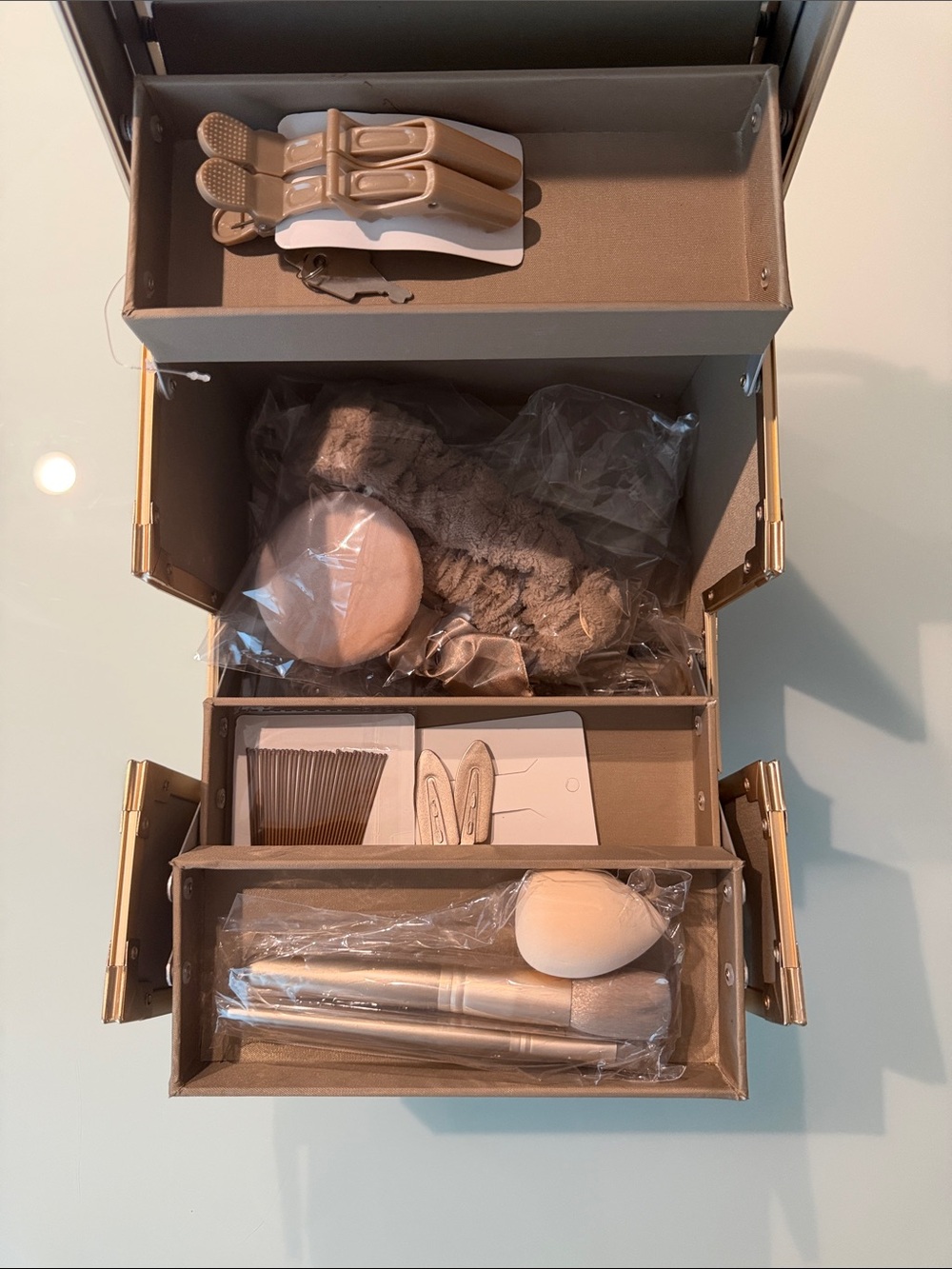 CONAIR 100-PIECE BRONZE BEAUTY CASE - Picture 2 of 6